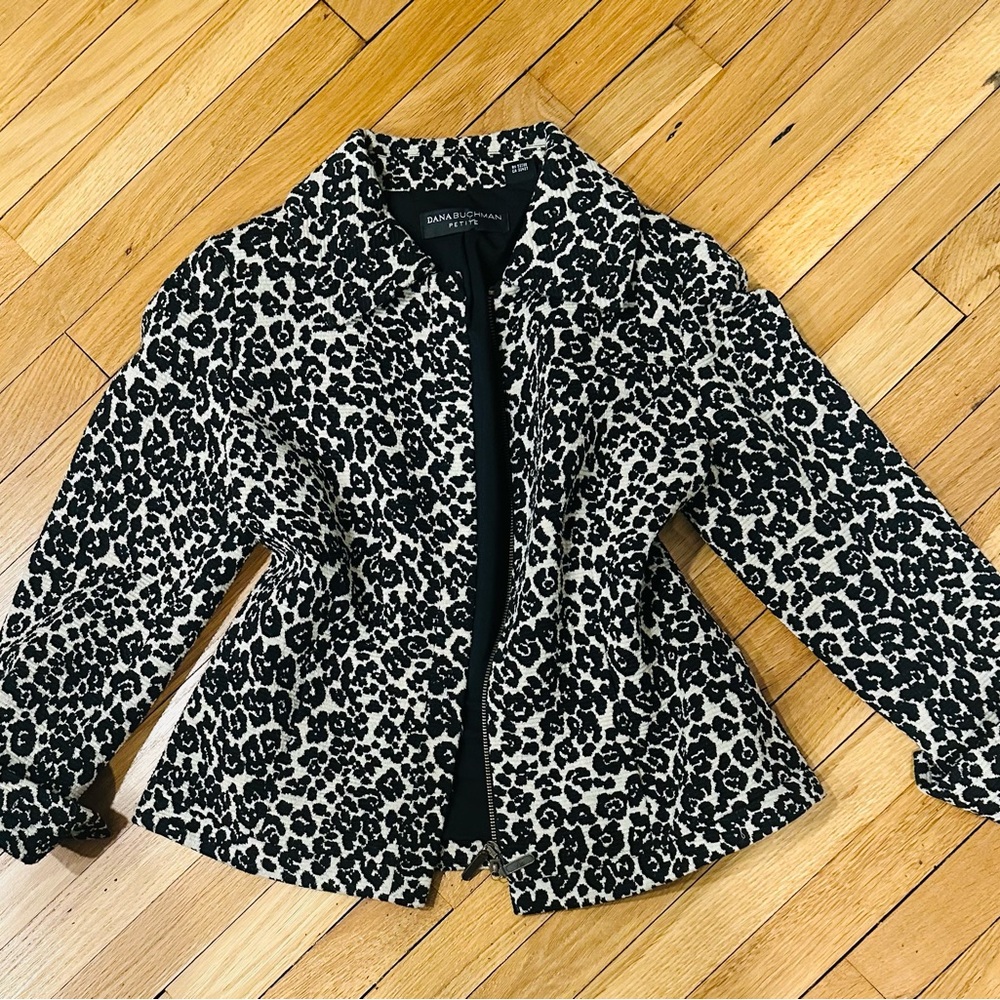 Designer Dana Buchman this is a chic black and tan leopard print blazer